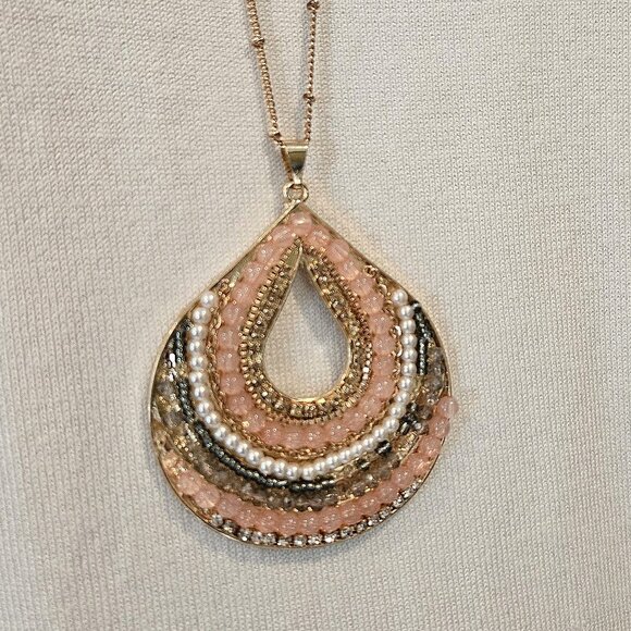 STATEMENT NECKLACE - Long gold and pink beaded medallion - Picture 4 of 6